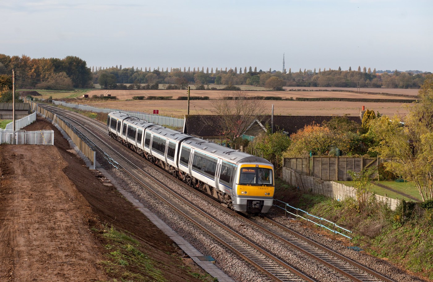 Chiltern Railways 168001 nears Islip on October 25, with the 0904 Oxford Parkway-London Marylebone.