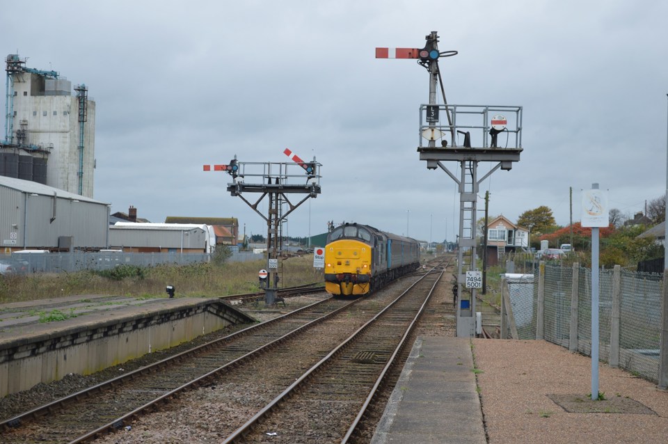 Direct Rail Services 37405 trails the 1057 to Norwich away from Lowestoft on November 6 2015. RICHARD CLINNICK.