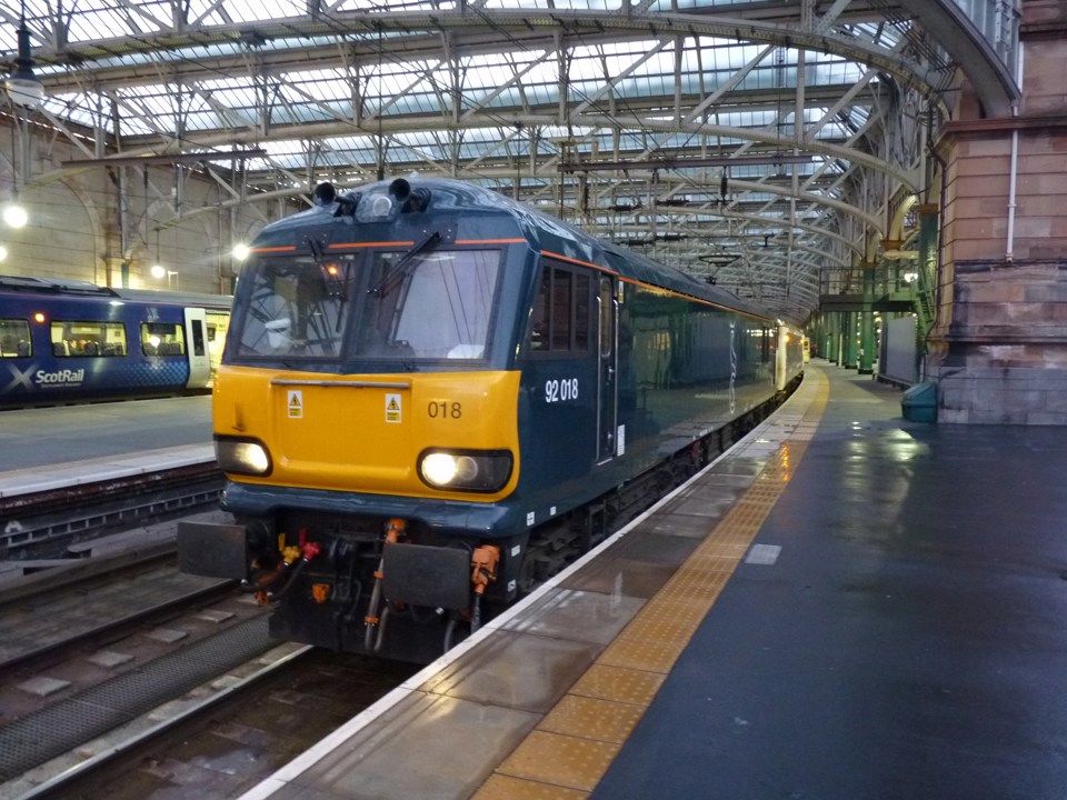 Caledonian Sleeper 92018 at Glasgow Central on June 24. RICHARD CLINNICK.