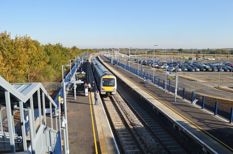 Chiltern Railways 168214 stands at Oxford Parkway on October 26, with the 1017 to London Marylebone. RICHARD CLINNICK.
