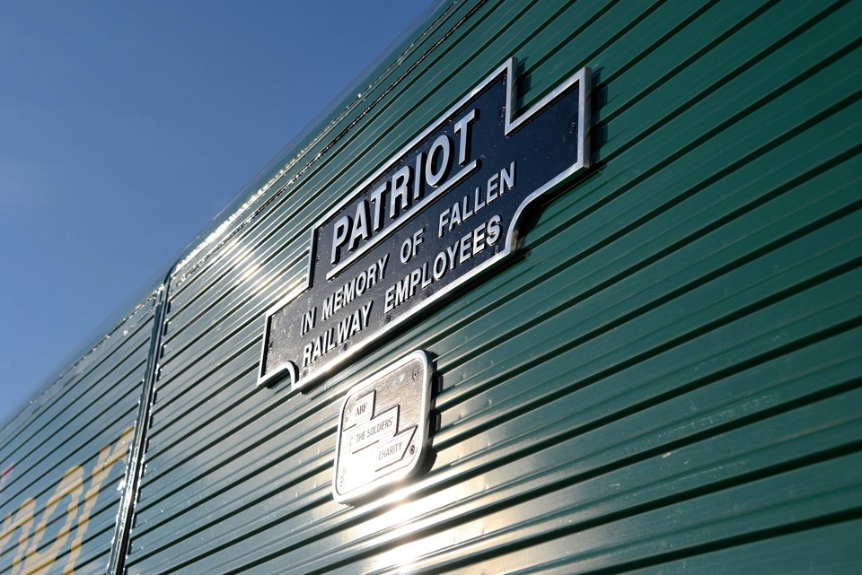 66418's nameplate. FREIGHTLINER.