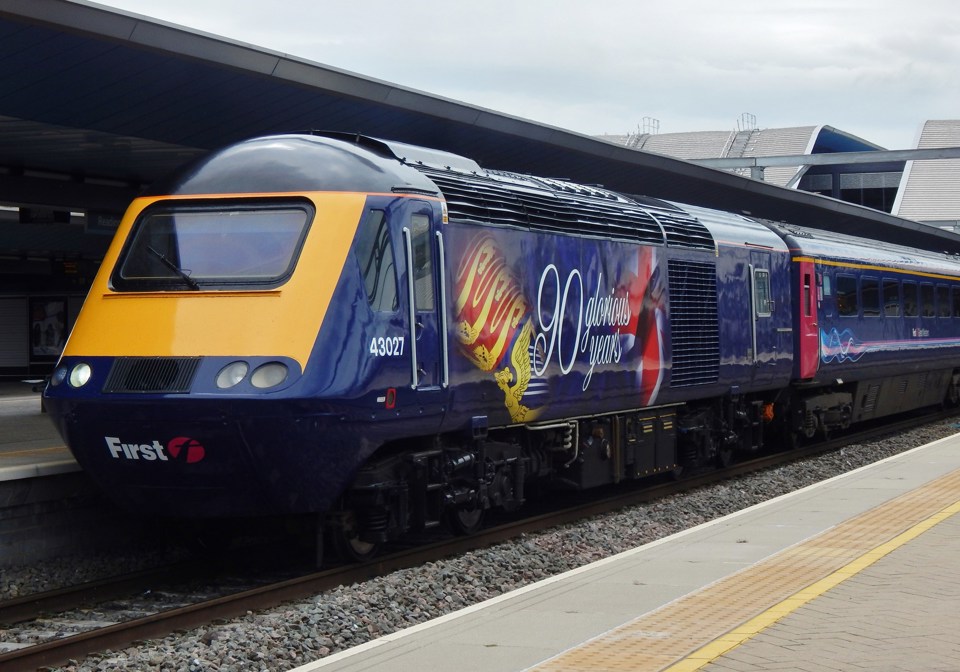 43027 sporting it's new livery at Reading working 1100 Penzance-London Paddington. ANDREW YOUNG. 