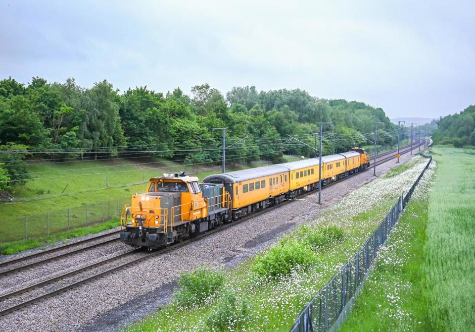 21903 passes Hothfield top-and-tailing with 21902, having taken the PLPR set for a trip up and down HS1. ED CHAPMAN