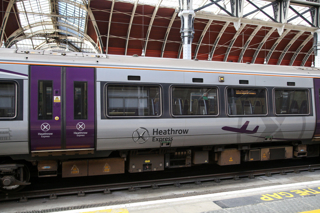 Heathrow Express train at London Paddington. ALAMY.