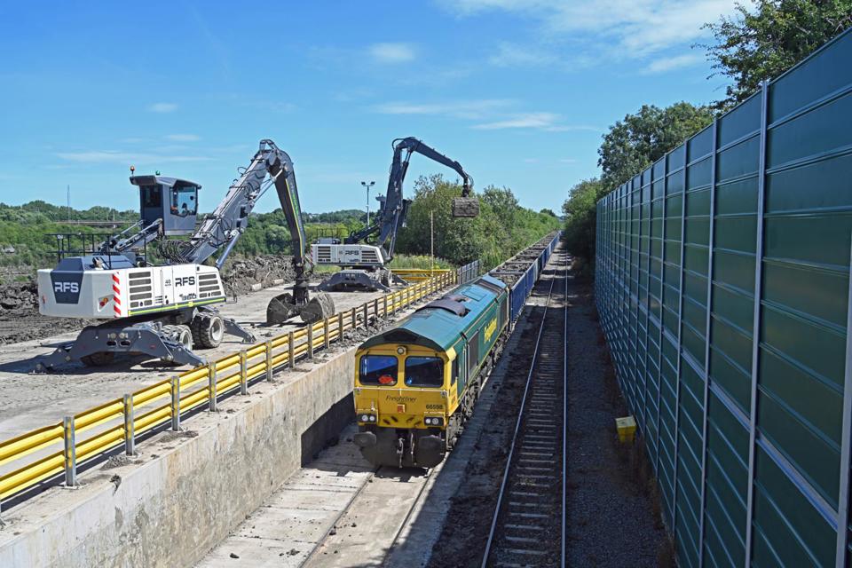 Freightliner 66598 arrives at Rugby new Bilton with the 0936 from Willesden Euroterminal on July 18. STEVE TURNER.