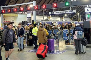 After the pilot to abolish peak fares ended in October, the price of a peak-time commute between Glasgow and Edinburgh increased by 94%. Passengers at a busy Glasgow Queen Street station on December 20 2024. ALAMY.