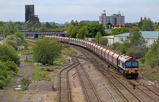 On May 19, 59101 Village of Chantry hauls the 1142 Merehead Quarry-Theale aggregates train through Newbury Racecourse. Operated by DB Cargo, the train includes former coal hoppers displaced following the collapse of that sector. The amount of coal carried by rail is at its lowest since 1984-1985. KEN BRUNT.