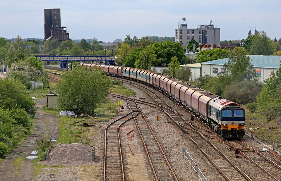 On May 19, 59101 Village of Chantry hauls the 1142 Merehead Quarry-Theale aggregates train through Newbury Racecourse. Operated by DB Cargo, the train includes former coal hoppers displaced following the collapse of that sector. The amount of coal carried by rail is at its lowest since 1984-1985. KEN BRUNT.