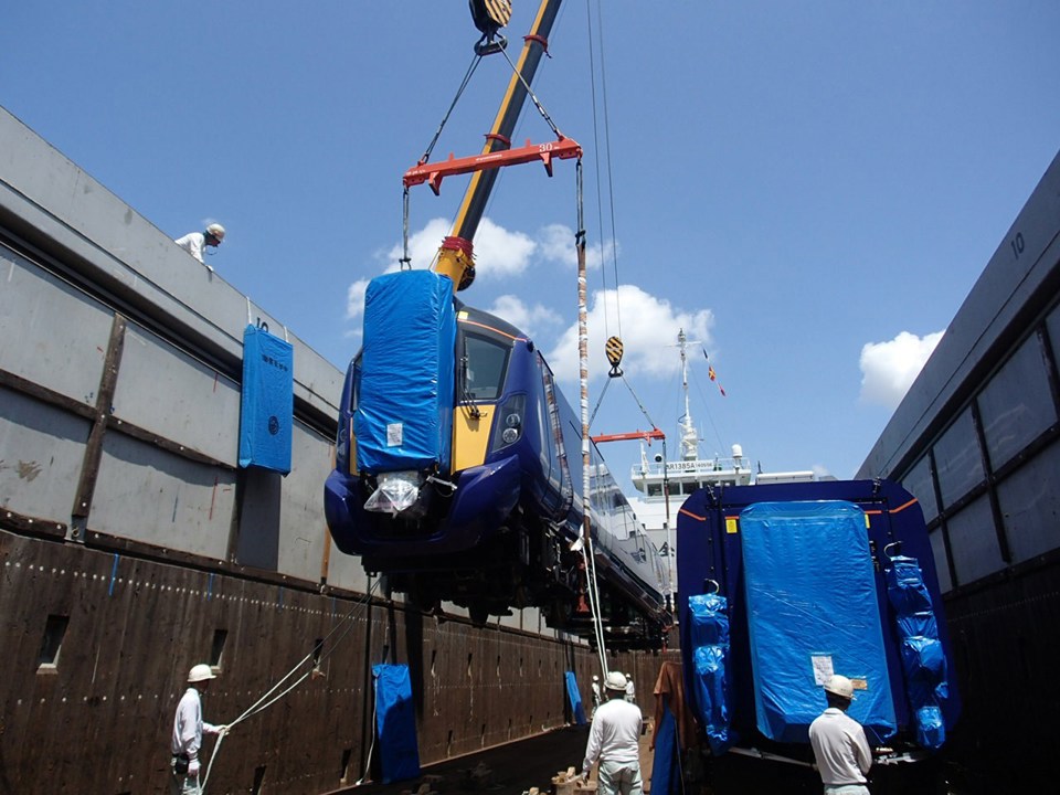 A driving vehicle from 385102 at Kobe Harbour. HITACHI.