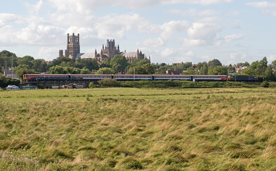 ROG 47812 hauls off-lease 442422 past Ely on August 3. PETER FOSTER.