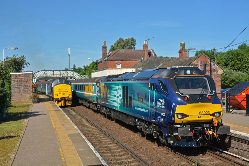 On July 4, Direct Rail Services 68023 Achilles stands at Acle with the 0902 Norwich-Great Yarmouth training run. On the rear was 68016 Fearless. On the left is DRS 37405, which is trailing Abellio Greater Anglia’s 0917 Great Yarmouth-Norwich, led by 37422. AGA hires the ‘68s’ from DRS to cover for an unavailable Class 170. STEVE POTTER.