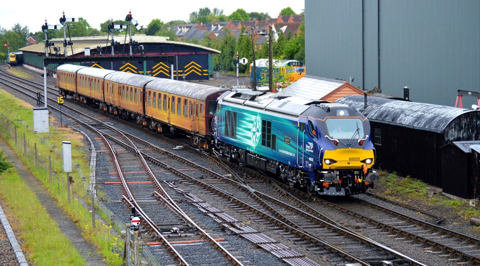 DRS 68025 arrives at Kidderminster on May 19. DARREN FORD.