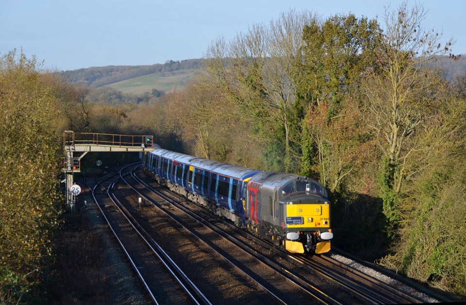 Rail Operations Group 37884, hired from Europhoenix, hauls 375620 and 375616 through Otford Junction on November 28, with the 0309 Derby Litchurch Lane-Ramsgate. Both ‘375s’ had been refurbished by Bombardier. DAVID STAINES.
