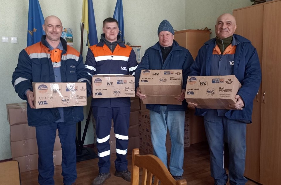 Ukraine Railway workers with food aid parcels